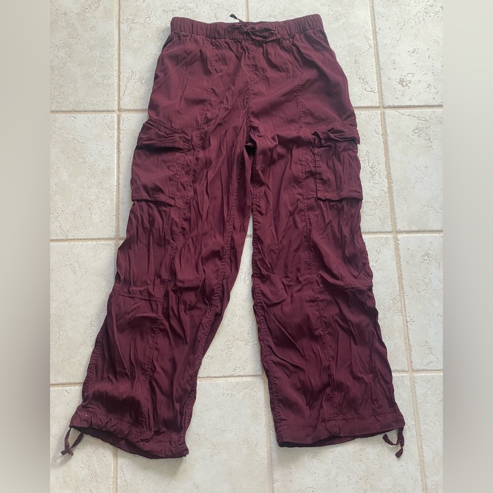 lululemon Lightweight Adjustable MidRise Cargo Pant in Garnet, size Small